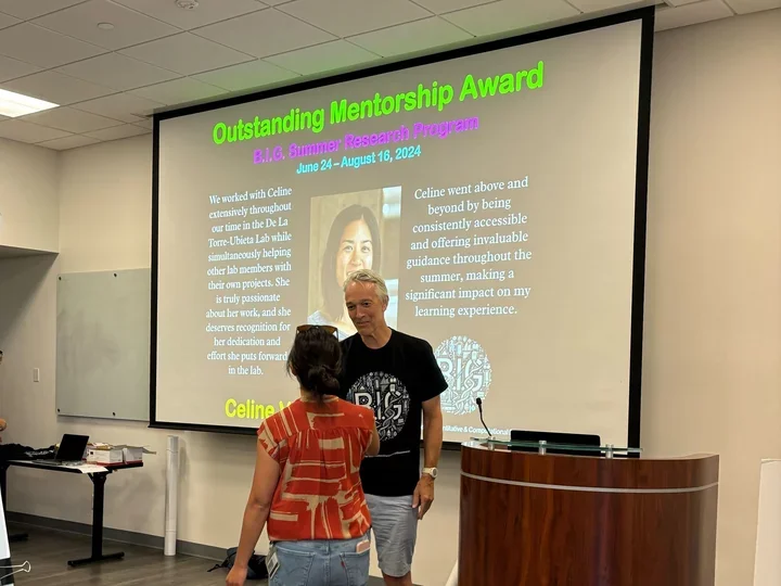 Dr. Celine Vuong receives mentorship award.